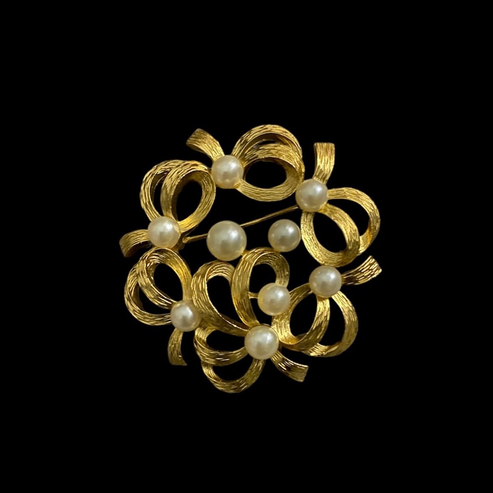 Vintage Gold Trifari Classic Ribbon Pearl Brooch